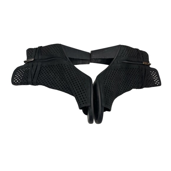 Vince Camuto Black Suede Leather Sexy VC Kamey perforated Ankle BOOTS Sz 9M - Picture 9 of 10